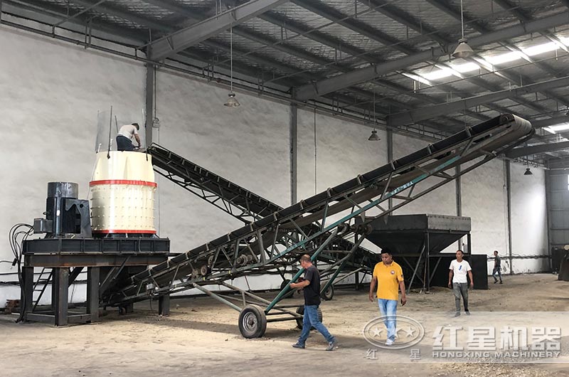 復(fù)合式粉碎機現(xiàn)場 復(fù)合式粉碎機現(xiàn)場